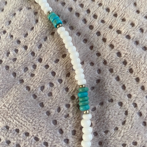 17” choker style necklace white glass beads and turquoise dyed howlite - Picture 2 of 5